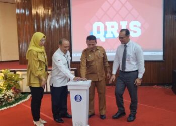 Kepala KPwBI Pematangsiantar Muqorobin, didampingi Sekda Pematangsiantar Junaedi Sitanggang dan perwakilan OJK Sri Wulandari saat menekan tombol dimulainya PQN tahun 2024