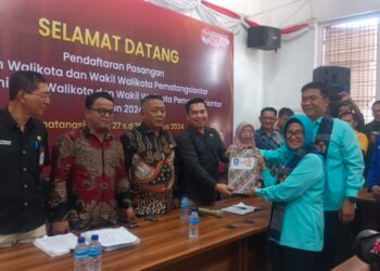 Paslon dr Susanti Dewayani SPA dan Ronald Tampubolon SH, usai menyerahkan berkas administrasi pencalonan kedua Paslon yang di terima Ketua KPU Kota Pematangsiantar
