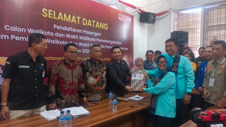 Paslon dr Susanti Dewayani SPA dan Ronald Tampubolon SH, usai menyerahkan berkas administrasi pencalonan kedua Paslon yang di terima Ketua KPU Kota Pematangsiantar
