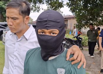 tersangka di giring petugas usai melakukan rekonstruksi