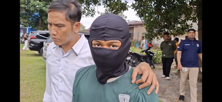 tersangka di giring petugas usai melakukan rekonstruksi